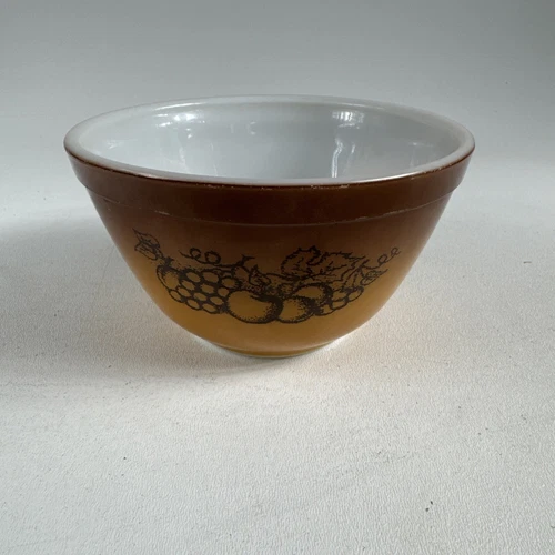 VTG Pyrex 401 Old Orchard Brown Ombre Fruit 1.5 Pint Mixing Bowl