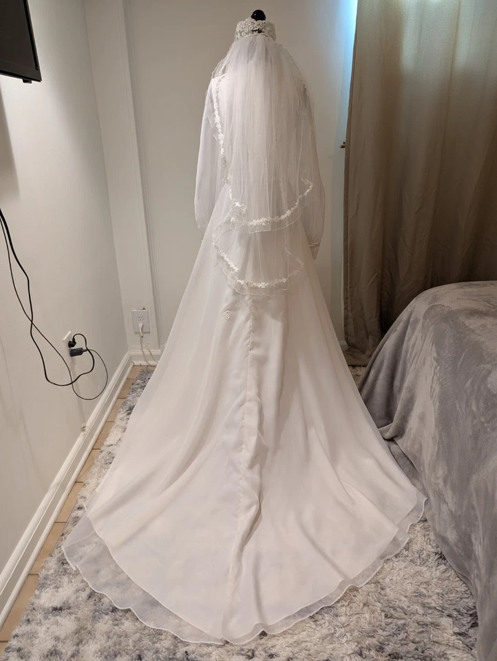 Vestido de novia vintage años 70 JCPenney blanco apliques de encaje tren velo plisado Foto 3 de 4