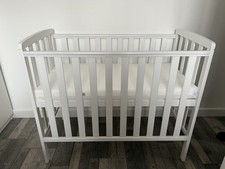 White Compact Cot Crib with Mattress and 3 fitted sheets Very Good Condition