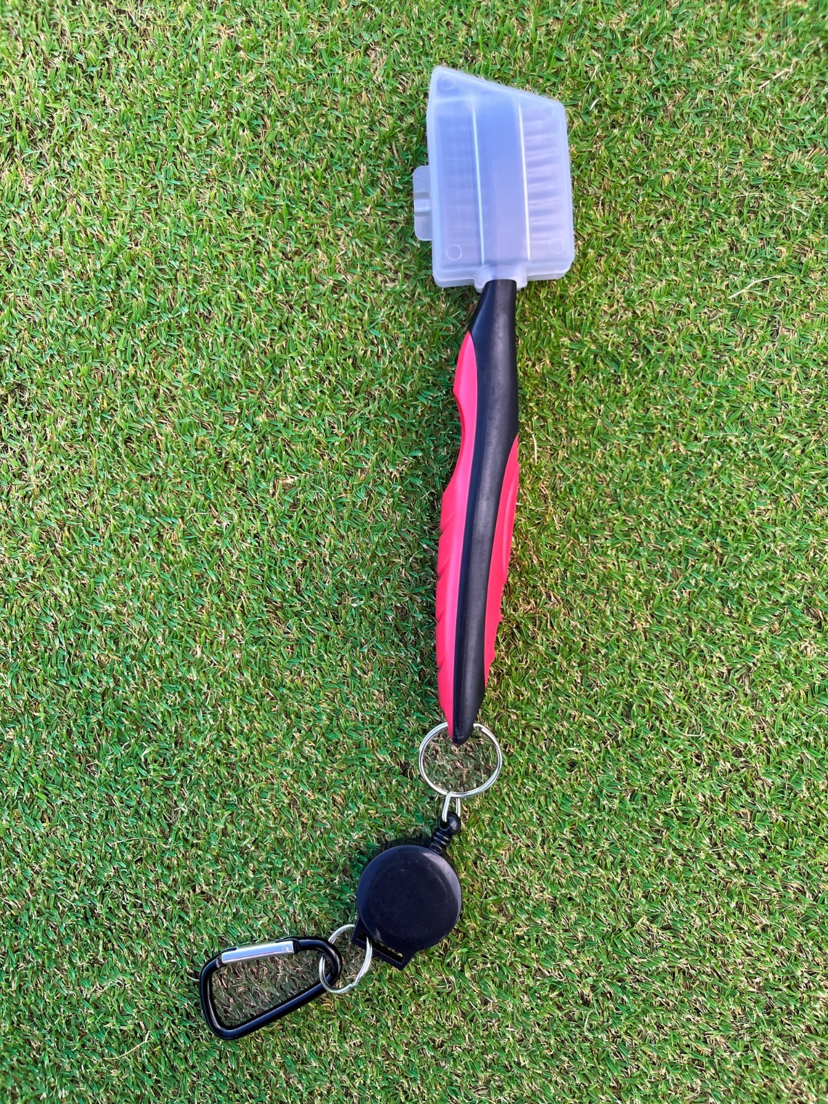 Club Groove Cleaning Brush With Clip &ndash; Golf Accessory Tool | Blanc