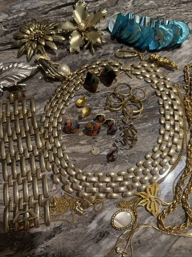 Lot Of 32   Vintage Fashion Costume Jewelry Lot Wear