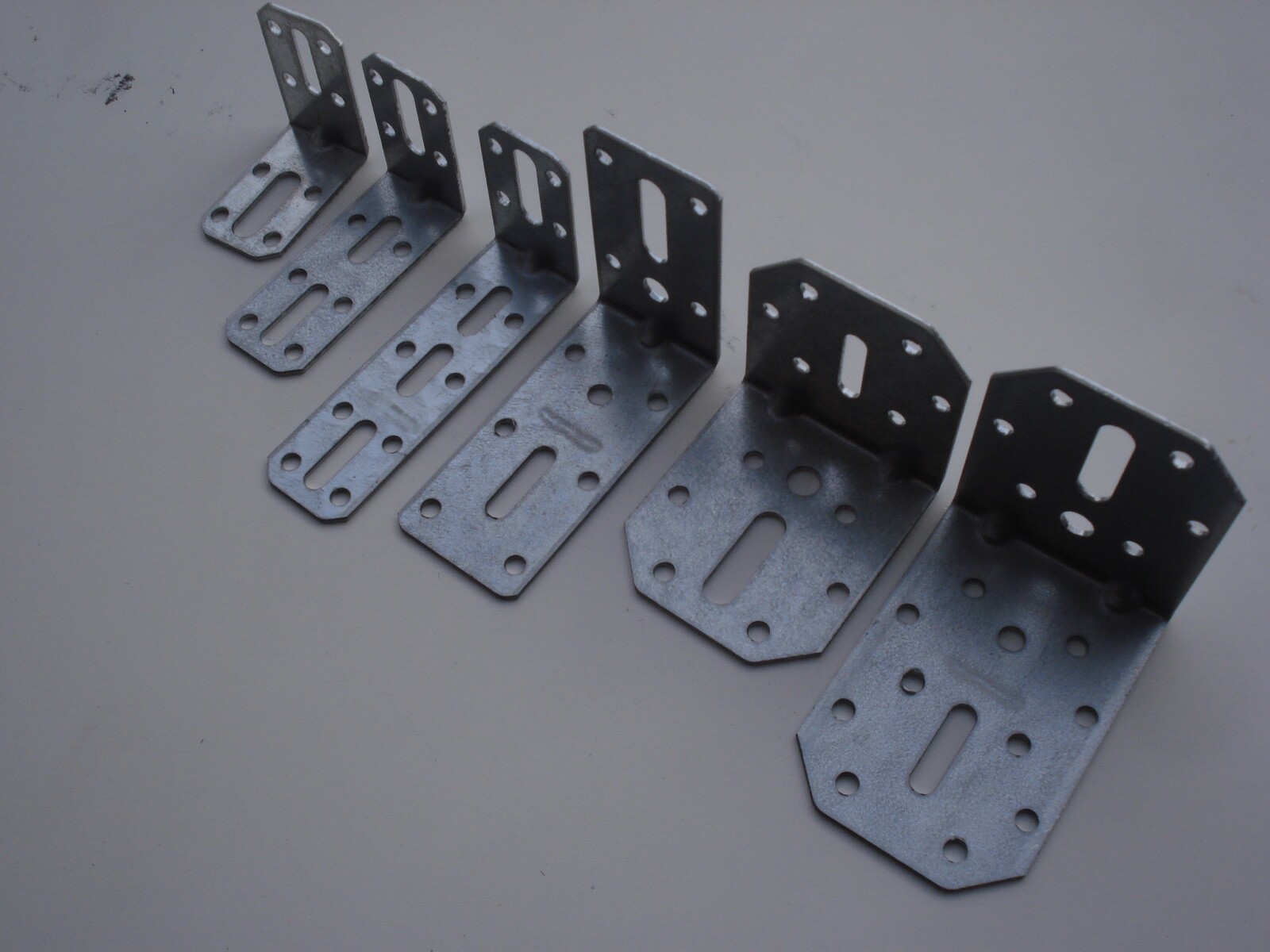 Équerres de fixation 2mm en acier galvanisé lot de 60 pour montage robuste bois et métal