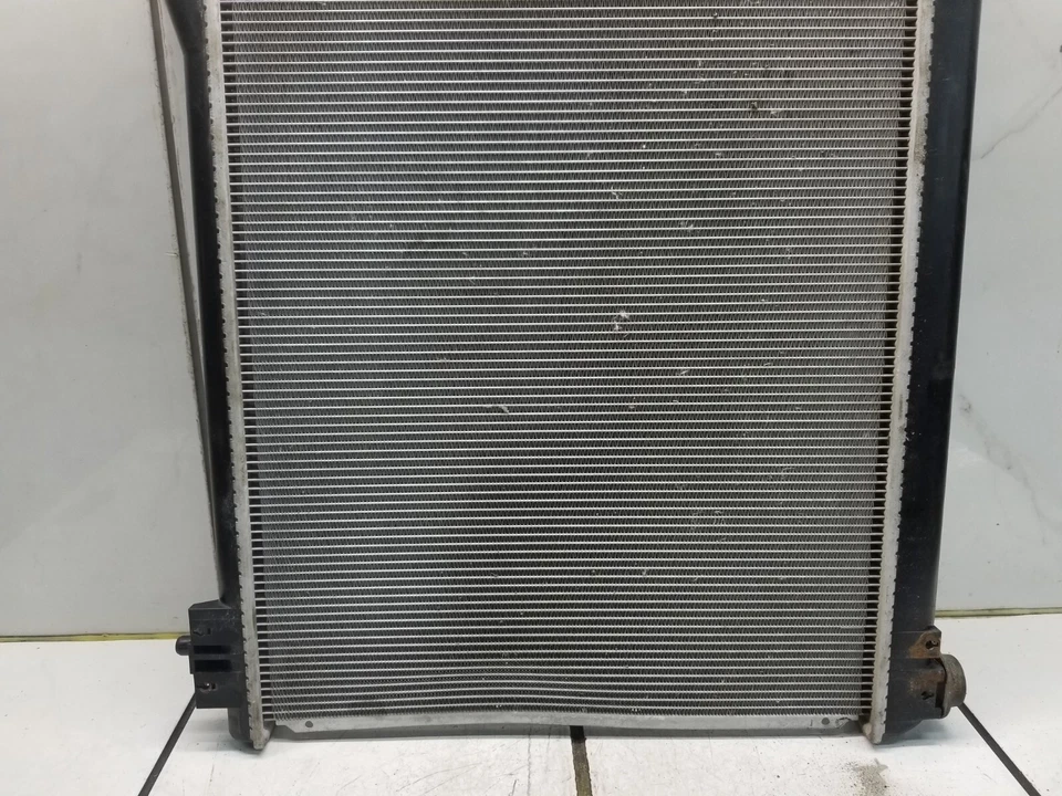 Suzuki Grand Vitara 2011 radiador AT 2,4 L Foto 3 de 4