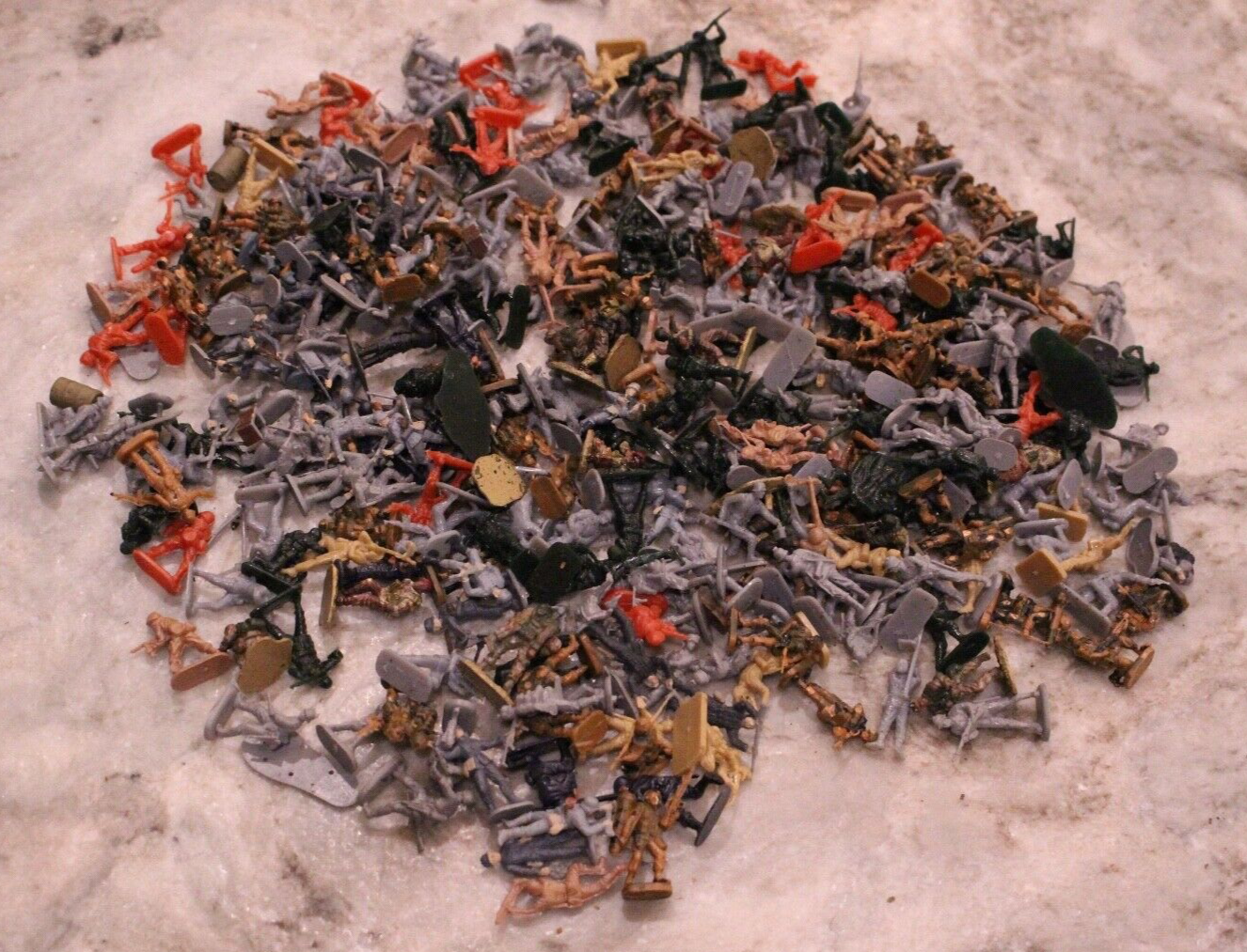 1 Inch Miniatures Huge lot ~300 Plastic Miniature Army Soldiers 1