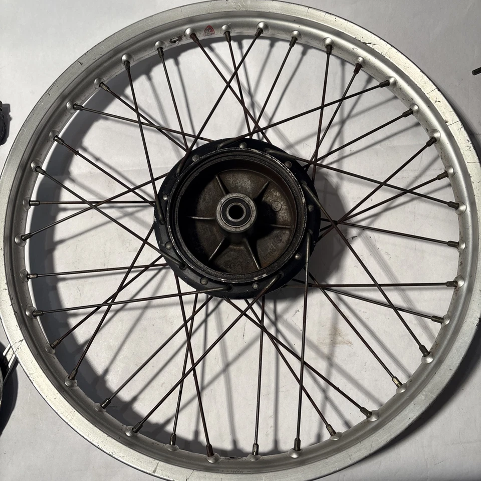 Yamaha IT425 1980 conjunto de llanta de rueda delantera eje de freno espaciador de transmisión Speedo OEM IT Foto 4 de 4