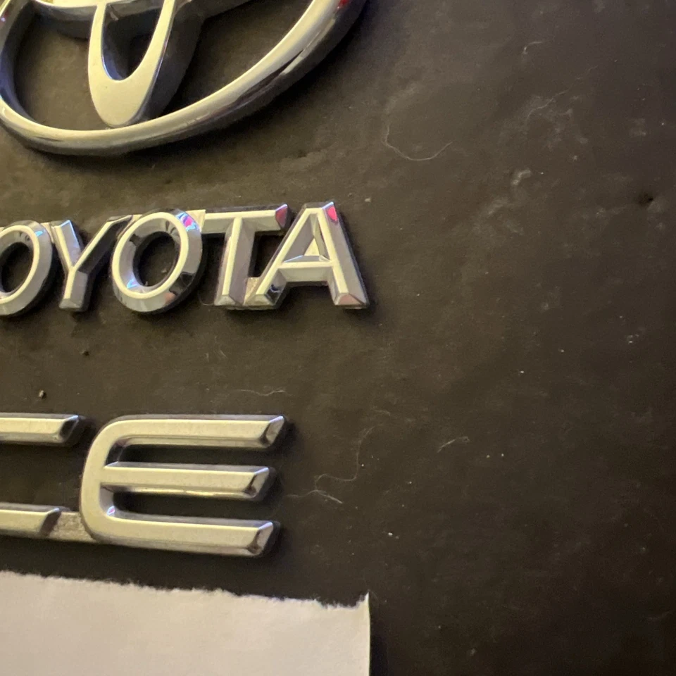 98 99 00 01 02 TOYOTA COROLLA CE CROMO EMBLEMA TRASERO LOGOTIPO INSIGNIA SÍMBOLO CONJUNTO OEM Foto 4 de 4