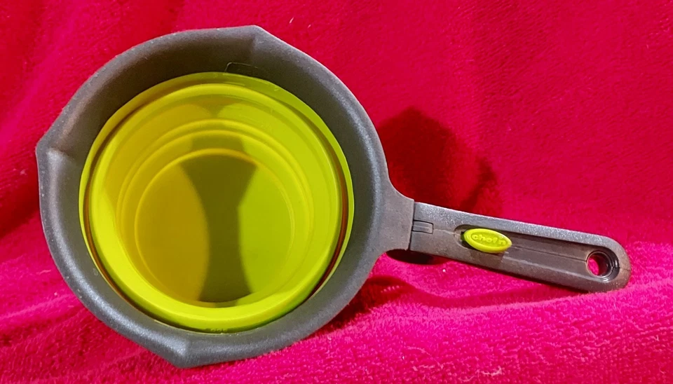 Taza medidora de silicona plegable de 1/4 a 2 tazas. graduado por 1/3's Foto 3 de 4