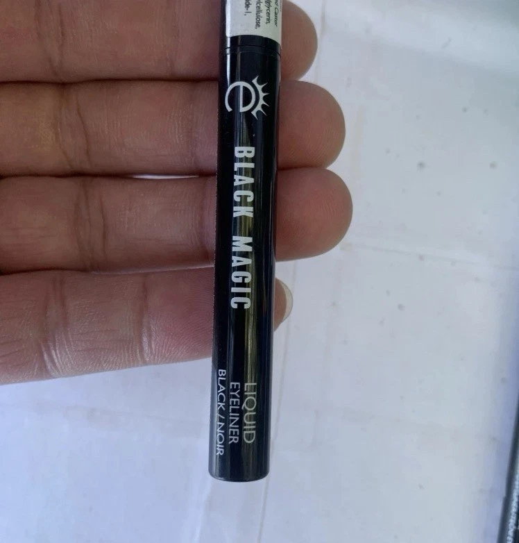Delineador de ojos líquido Eyeko Black Magic TAMAÑO DE VIAJE .01 FL oz/.3 ml - negro - SELLADO X3 Foto 3 de 3