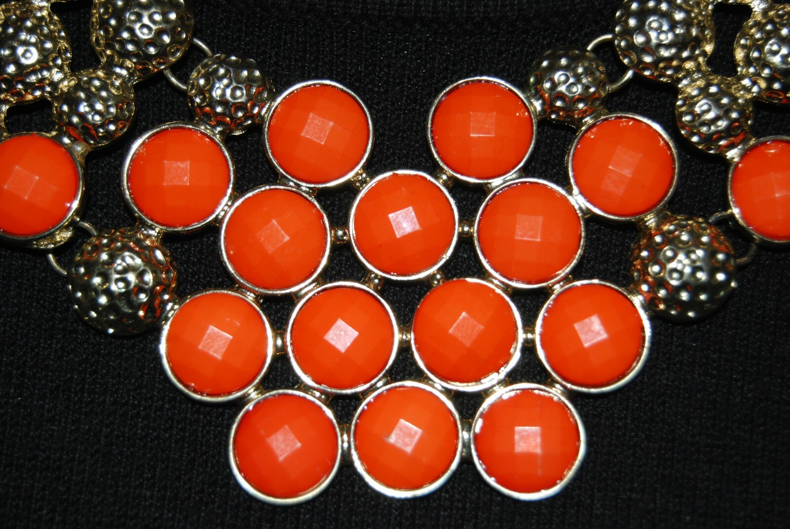 BEAUTIFUL BOLD COUTURE GOLD TONED METAL AND ACRYLIC O… Gem