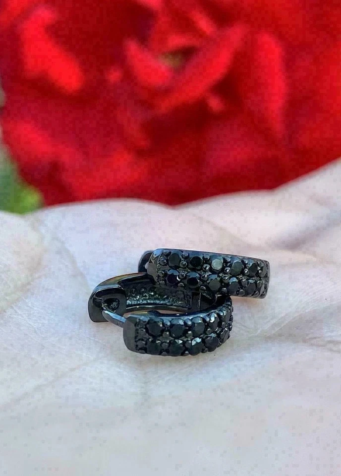 Brincos de argola Huggie masculinos redondos criados em laboratório 3 quilates acabamento em ouro preto 14K - Imagem 2 de 4