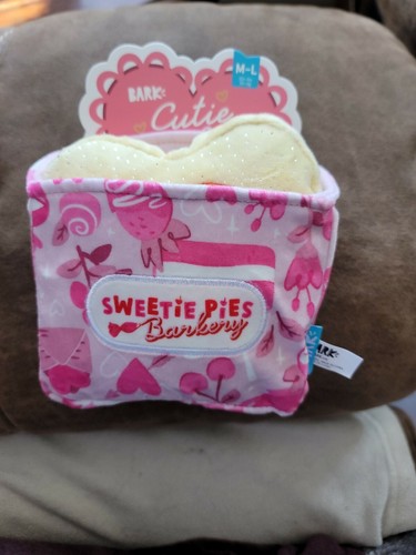 Neu mit Etikett Bark Box 2 in 1 Cutie Cookie HUNDESPIELZEUG NEU Plüsch Quietscher Knistern Größe M L