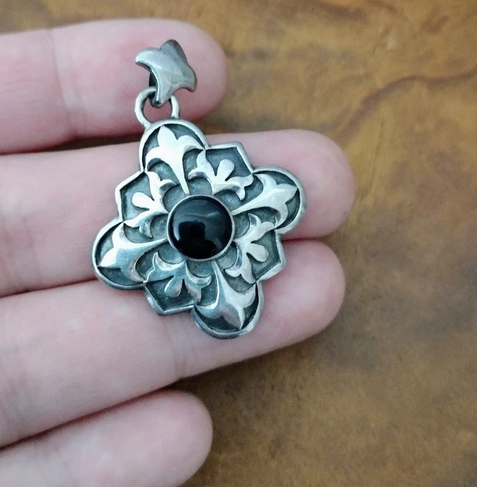 Colgante medallón gótico flor de lis, cruz de motociclista vintage de plata de ley 925   Foto 3 de 4