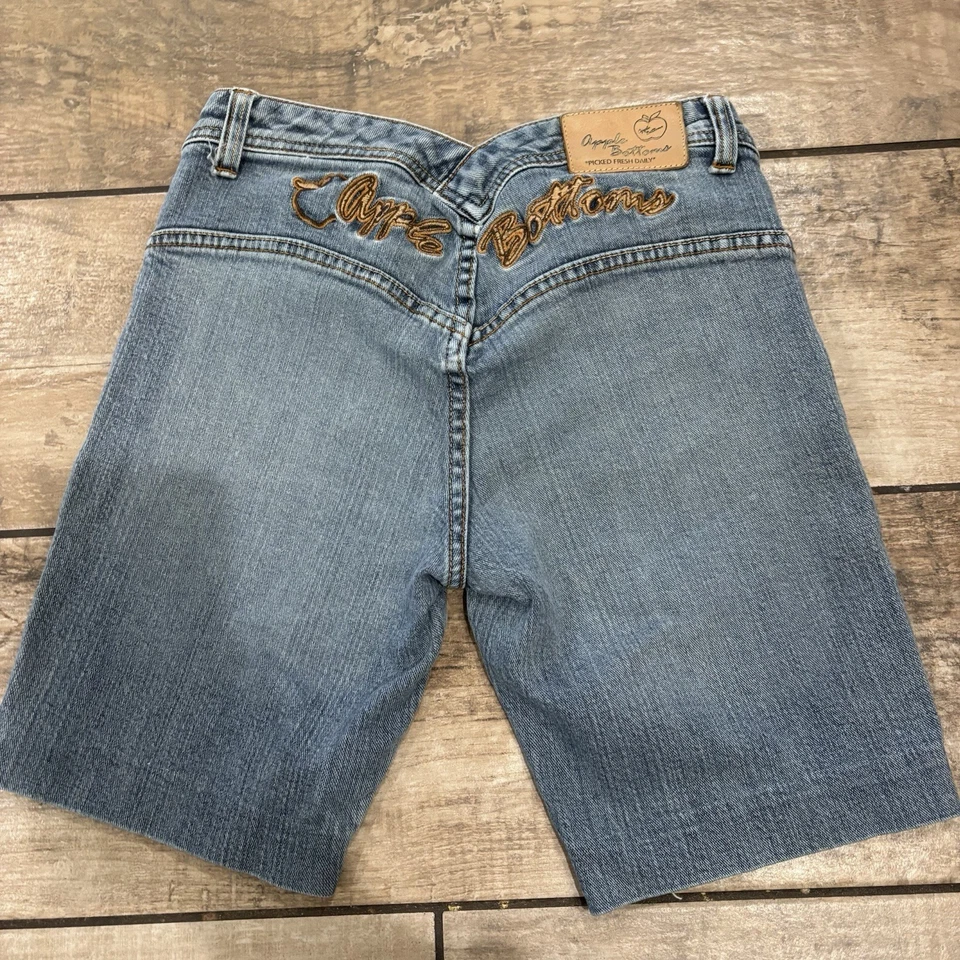 Vintage Y2K Apple Bottoms Gold Stitch Apple Pockets Jean Shorts Women’s size 3/4 - Image 4 of 4