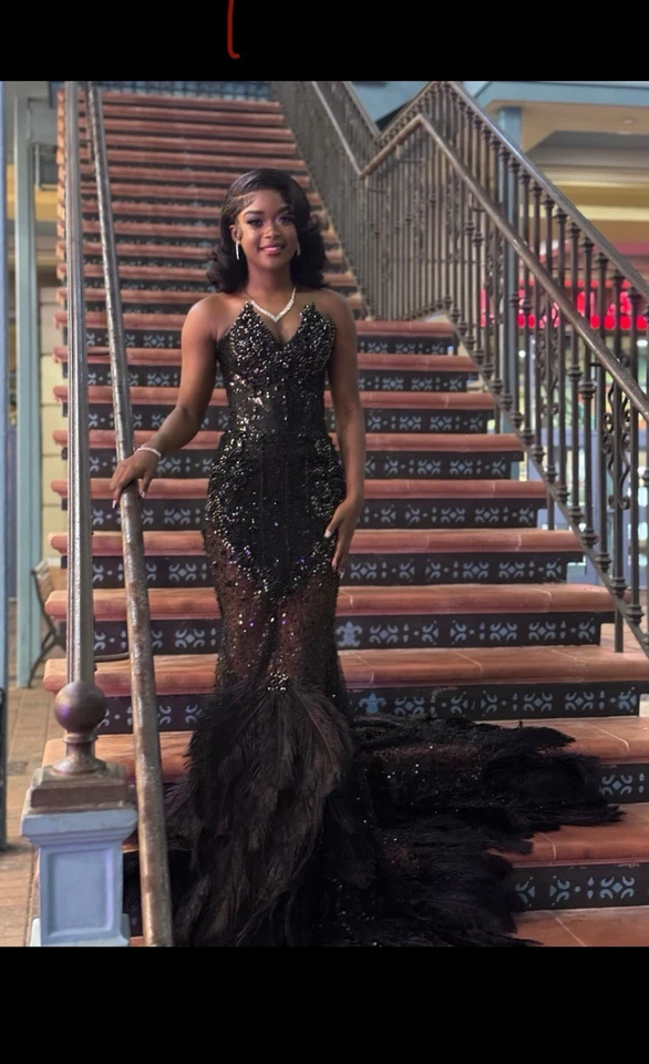 ¡Mi precioso vestido de graduación negro! Usado solo 2 horas, en excelente estado. Foto 2 de 4