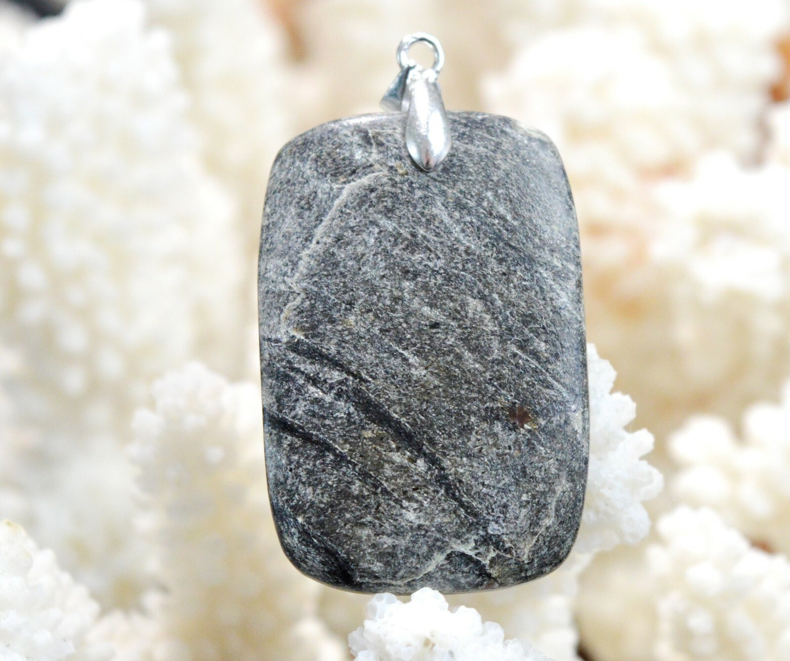 Grenat almandin mica schiste 51 carats pendentif cabochon Écosse minéraux