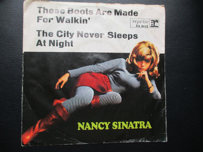 SINGLE  NANCY SINATRA  THESE BOOOTS ARE MADE FOR WALKIN´ --  THE CITY NEVER