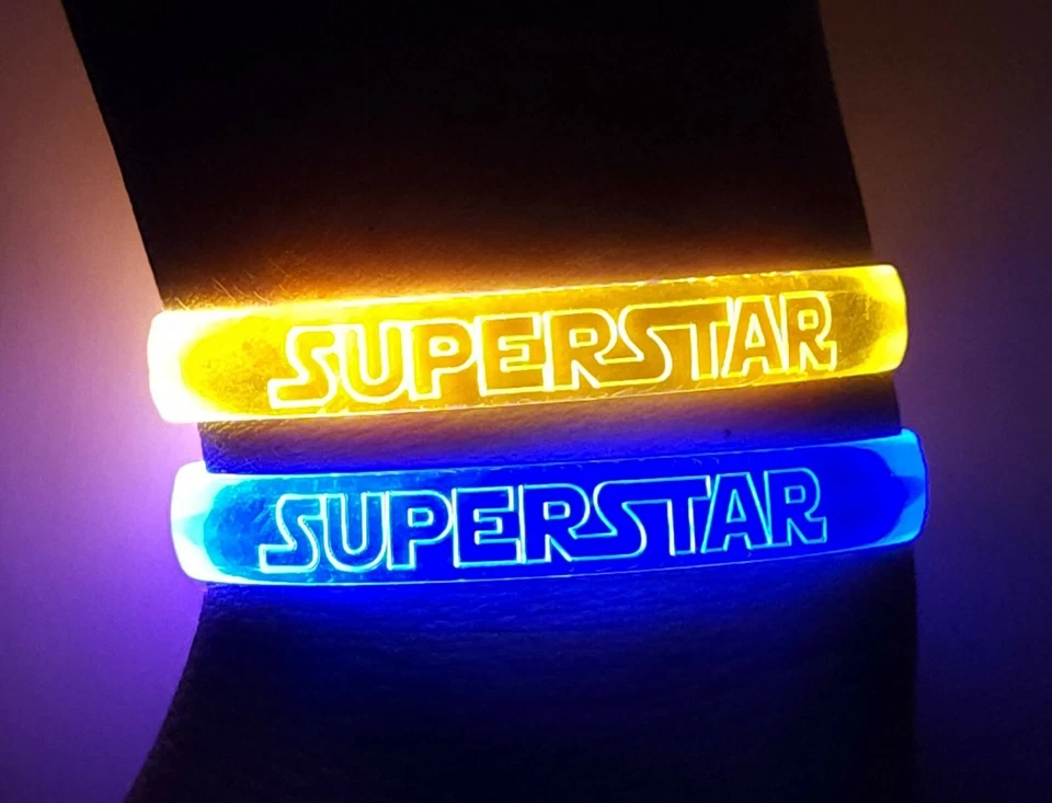 Lote de 12 Pulseras Superstar LED Iluminadas Brillan en la Oscuridad Fiesta Favor Foto 2 de 3