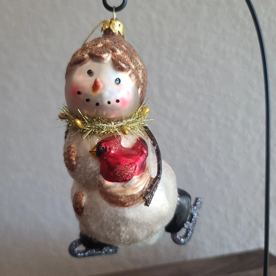 Colección Katherine Patinaje Muñeco de Nieve Ornamento Llevando un Cardenal Rojo en Nido Foto 2 de 4