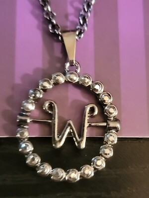 Le pendentif de la famille Addams Anjelica Huston as Morticia Addams