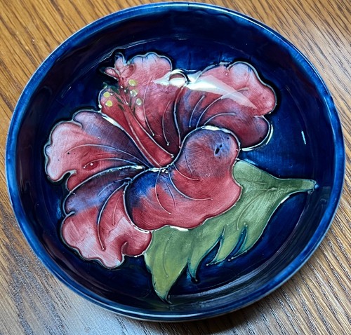 Moorcroft Red HIBISCUS on Cobalt Blue Glaze Background 4.5" Footed Bowl 1970s - Picture 4 of 5