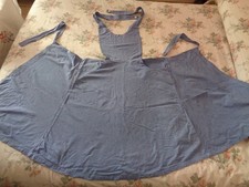 VINTAGE. TABLIER ANCIEN DE DEVANT À BAVETTE, BRETELLES, BOUTONS. RUBAN CROQUET .