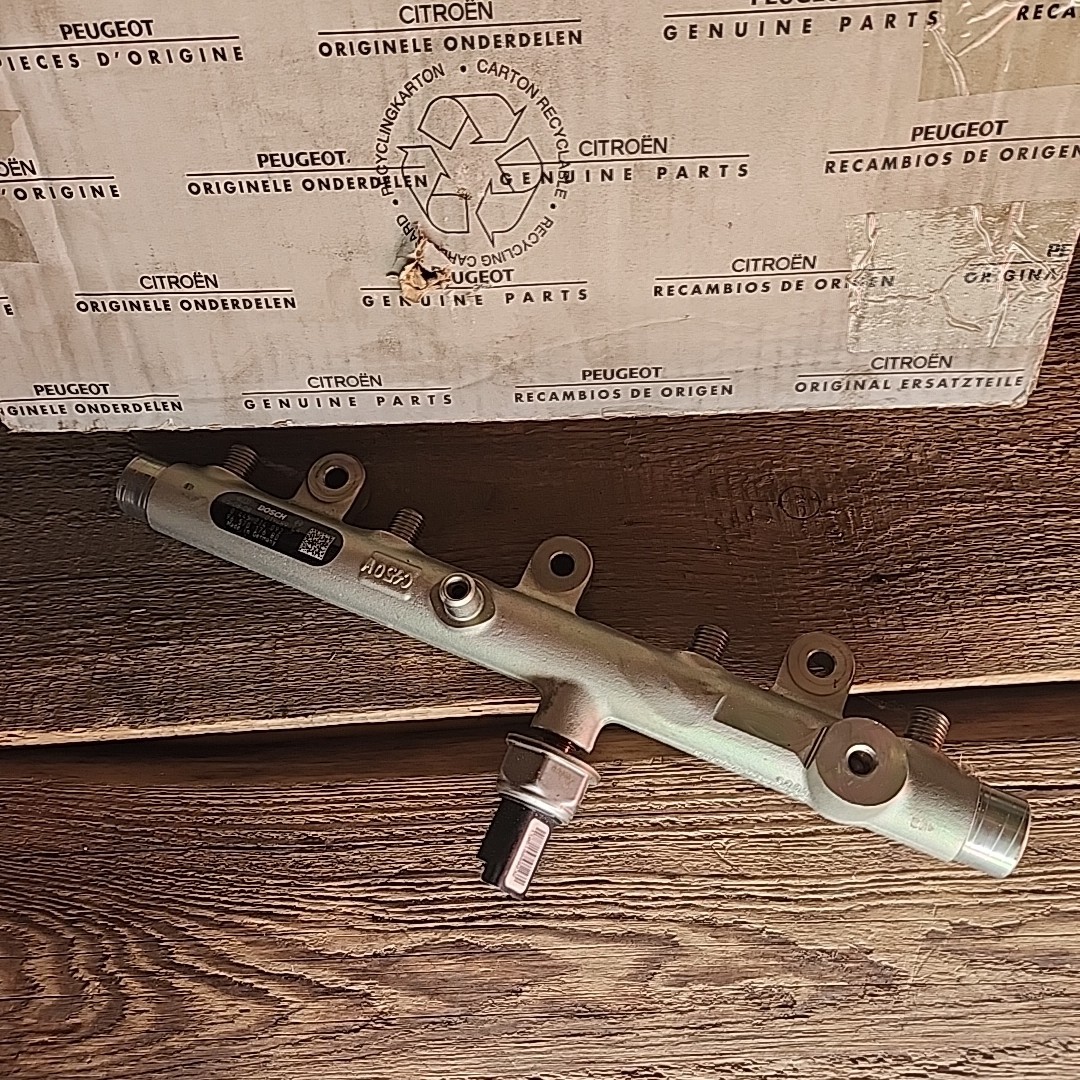Rampe d'injecteurs Peugeot Citroën 2.0 HDI rail injection essence gazole 1570K1