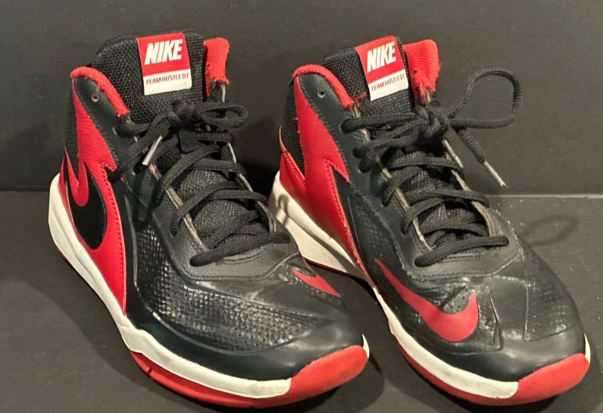 Nike Team Hustle 747998 003 Black Red Shoes Boys Sz 6Y Youth Sneakers B8