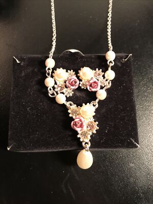 SAQ Silberfarbene Perle Rose Kristalle Ohrring Perlen Halskette Schmuckset