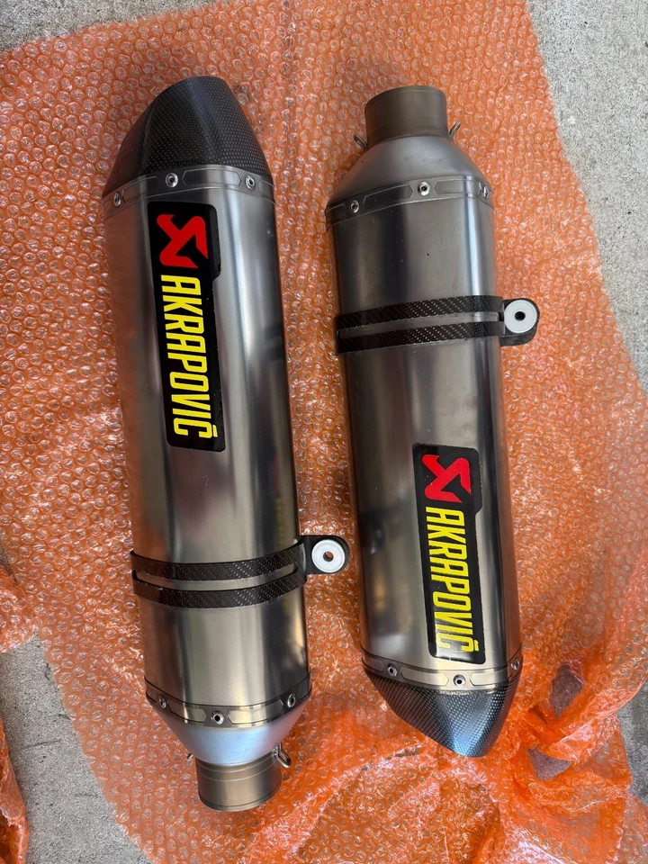 Aprilia Tuono 1000R 2007 escape Akrapovic Foto 2 de 4