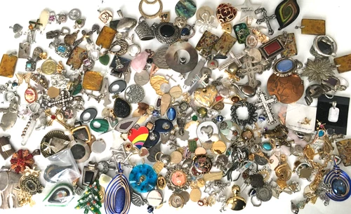 5.5 Lbs+ HUGE Vtg Costume to Fashion Jewelry lot Necklace Pendants Cross Heart