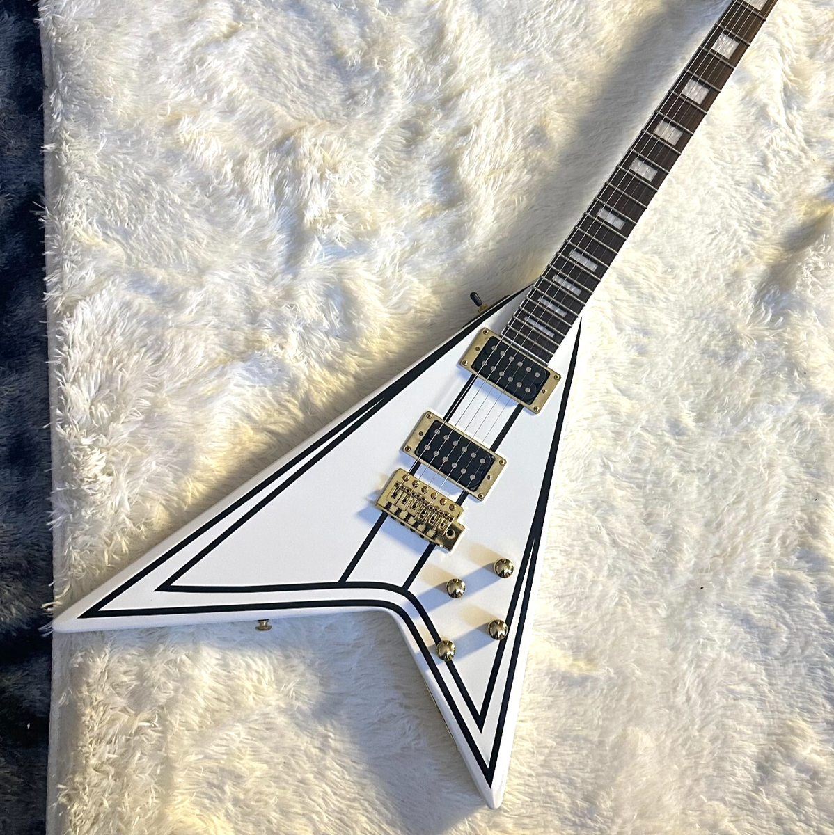 White Concorde Randy Rhoads Fly V Electric Guitar Gold Tremolo