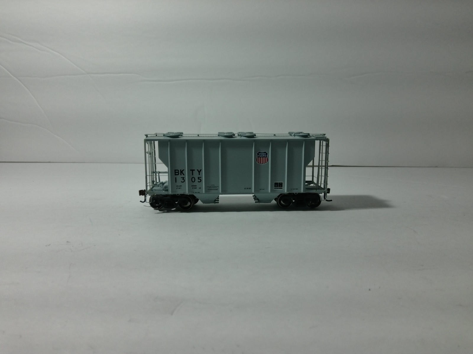 Athearn 97327 HO Scale PS 2500 Covered Hopper UP/BKTY #1305