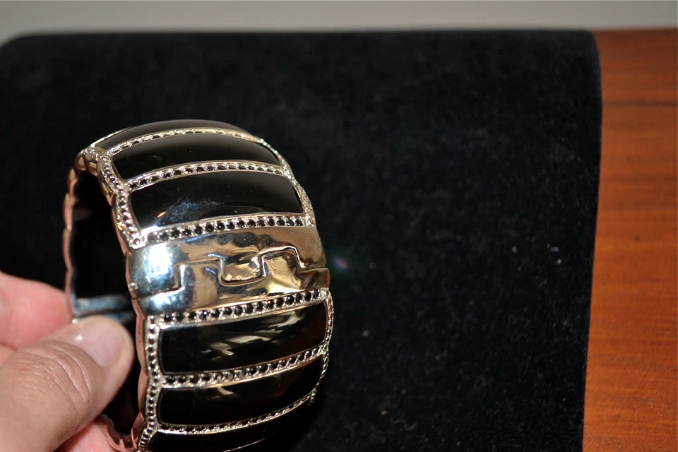 Nuevo brazalete festoneado de resina MIRIAM SALAT $995 CIRCONITA CÚBICA NEGRO RODIO PLATA Foto 3 de 4