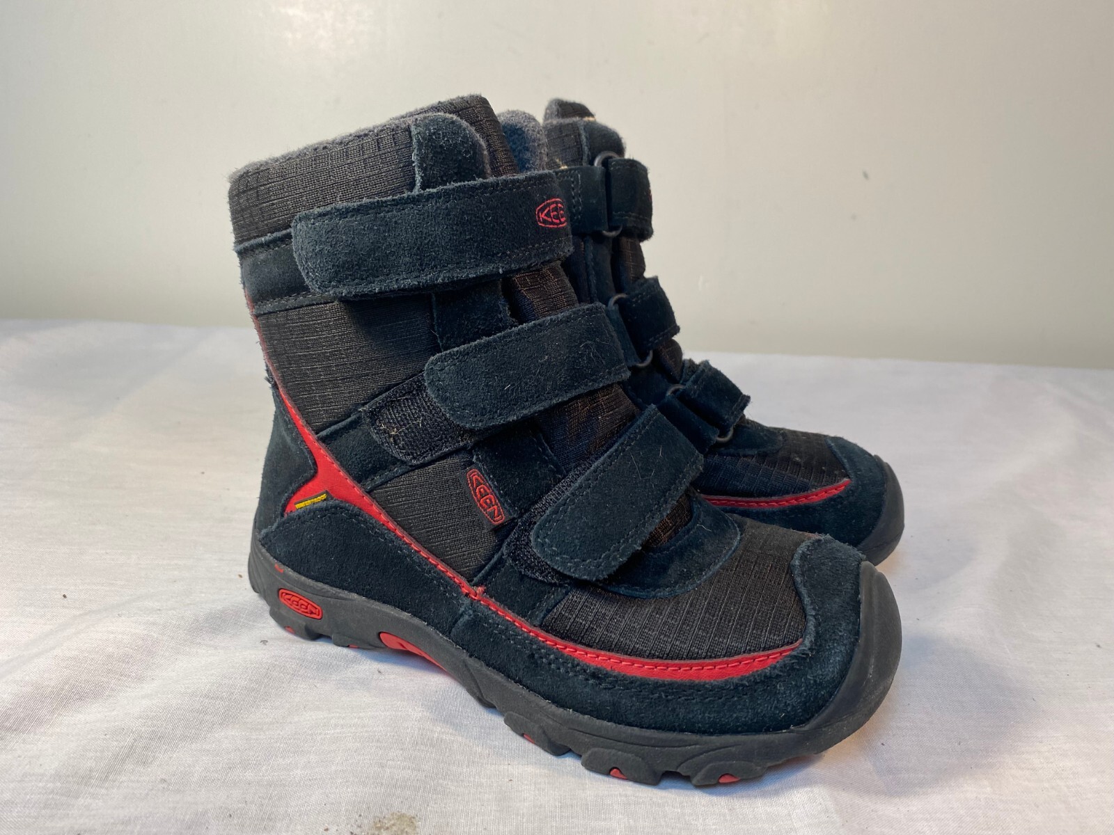 Stivali invernali KEEN Trezzo giovani bambini neri isolati gancio e passante US 1
