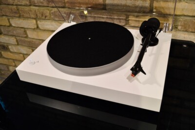 Pro-Ject Audio X2 Turntable - Matte White w/ Sumiko Moonstone Cartridge