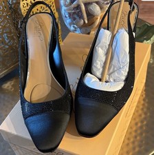 Badgley Mischka Satin Toe Tatumn Black Heels Size 11