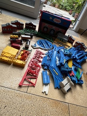 Thomas &Friends Eisenbahnset mit Zügen, Loks, Schienen und Gebäuden 1995 Vintage