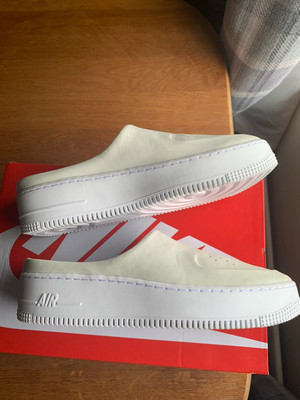 dunk varsity maize on feet