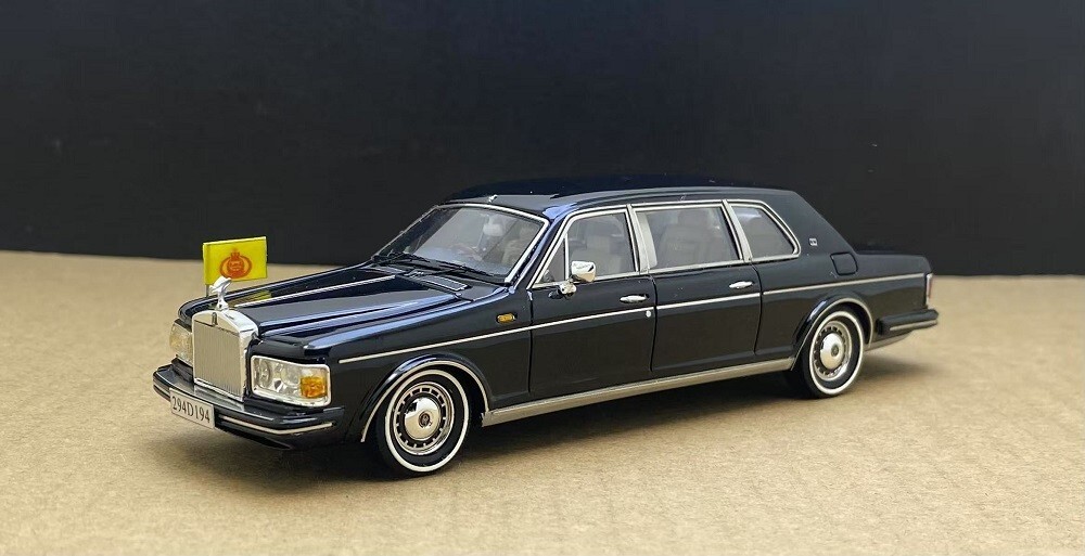 Realize ガレージキット　2体セット 1/43 Rolls-Royce Silver Spur II Touring Limousine 1992