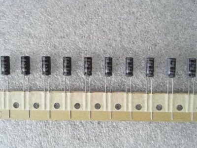 10 x Alu-Elektrolyt-Kondensator - 100 µF - 10 V - 85° - RM 2,54 -  NEU