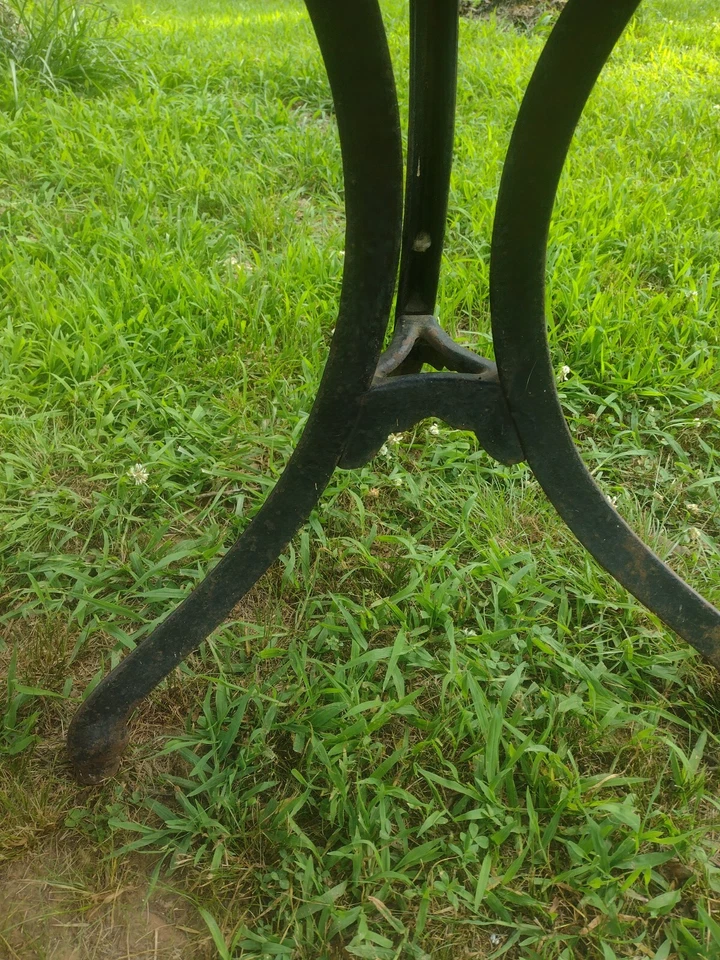 Antigua Mesa Industrial de Hierro Base Tri-Pod Redonda Tapa de Madera Antigua Mesa de Taberna Foto 2 de 4