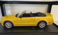1.18 Ford Mustang GT Convertible 2006 Screaming Yellow Limited With COA AUTOART