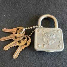 Vintage Master Lock Co. Milwaukee, WIS Lion Head Padlock w/ 4 Key Patented 5580