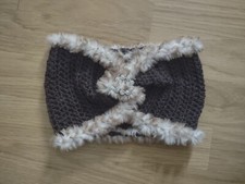 Fascia per capelli donna fatta a mano all'uncinetto in acrilico con applicazione