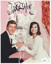 DICK VAN DYKE HAND SIGNED 8x10 PHOTO      BEST POSE EVER+MARY TYLER MOORE    JSA