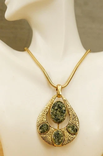 Vintage Costume Jewelry Gold Tone Metal Crushed Aventurine Pendant Necklace