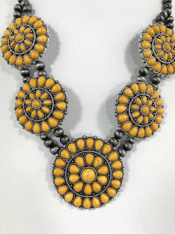 Conjunto de Colar e Brincos Flor de Abóbora Amarela do Sudoeste – Colete Ousado - Imagem 2 de 4