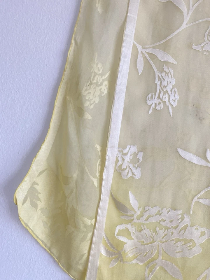 Preciosa bufanda de seda amarilla para mujer sin marca con patrón floral 60"/13" Foto 3 de 4