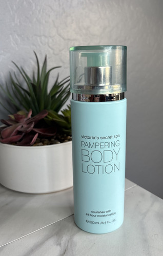 Loción corporal mimadora Victoria's Secret Spa 8,4 fl oz - Imagen 2 de 4