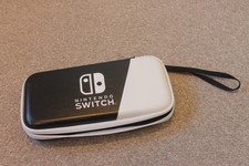 Czarne białe logo twarde etui podróżne na pasek na nadgarstek Nintendo Switch / Lite / OLED